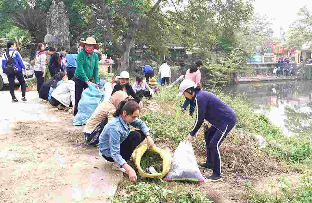 Người dân cùng nhau chung tay thu gom rác thải bảo vệ nguồn nước 