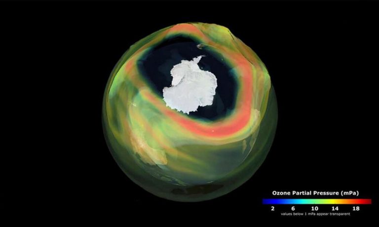 Phát hiện lỗ thủng ozone cực lớn